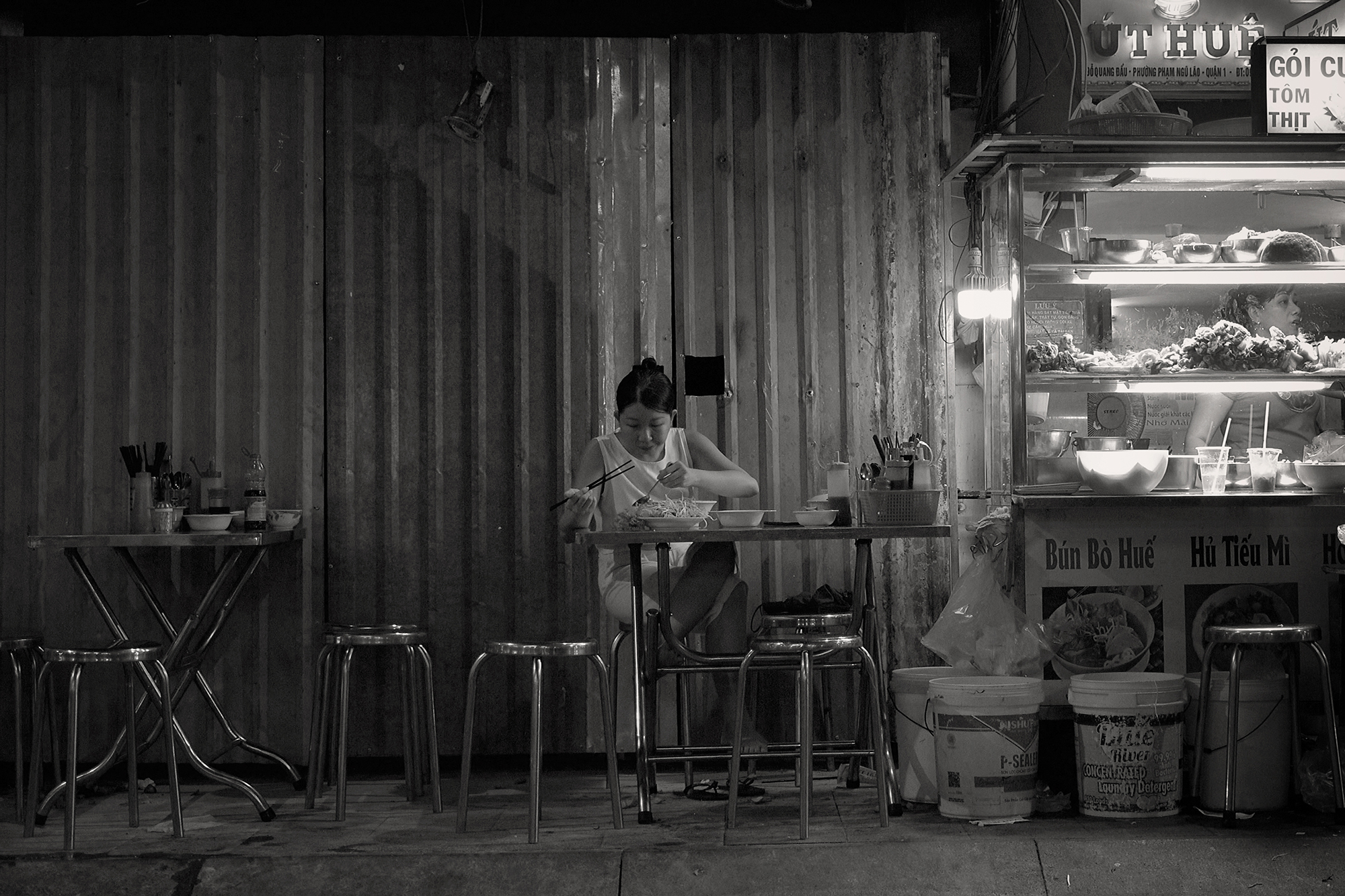 Christoph Radke, Vietnam, Hanoi, Ho Chi Minh City, eine Frau am Abend am Essensstand, 2018